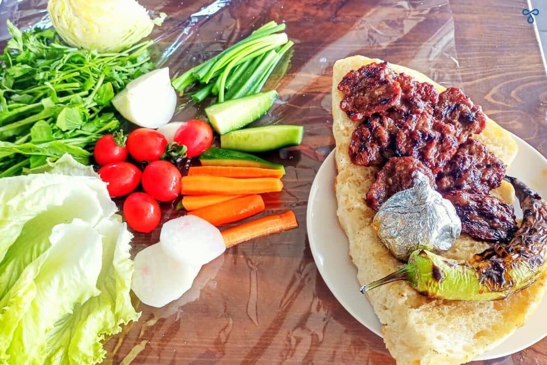 Objavovanie Pôžitkov z Kuracích Krídel v Kanatçı Mert BBQ vo Fethiye