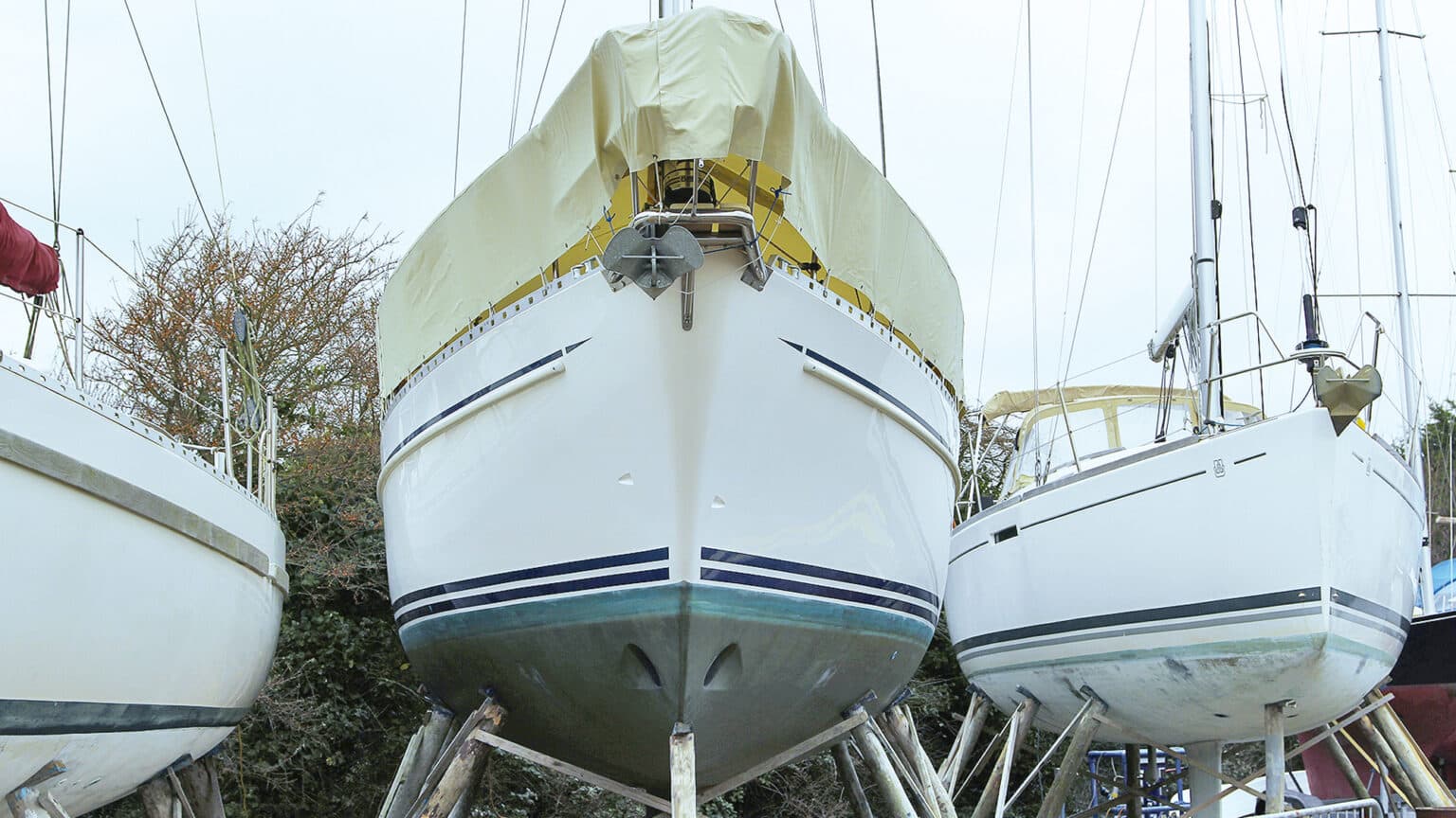 Practical winter strategies to keep a boat dry: covers, ventilation and dehumidifiers