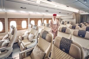 Emirates podnosi jakość podróży dzięki odnowionemu Boeingowi 777 w Madrycie