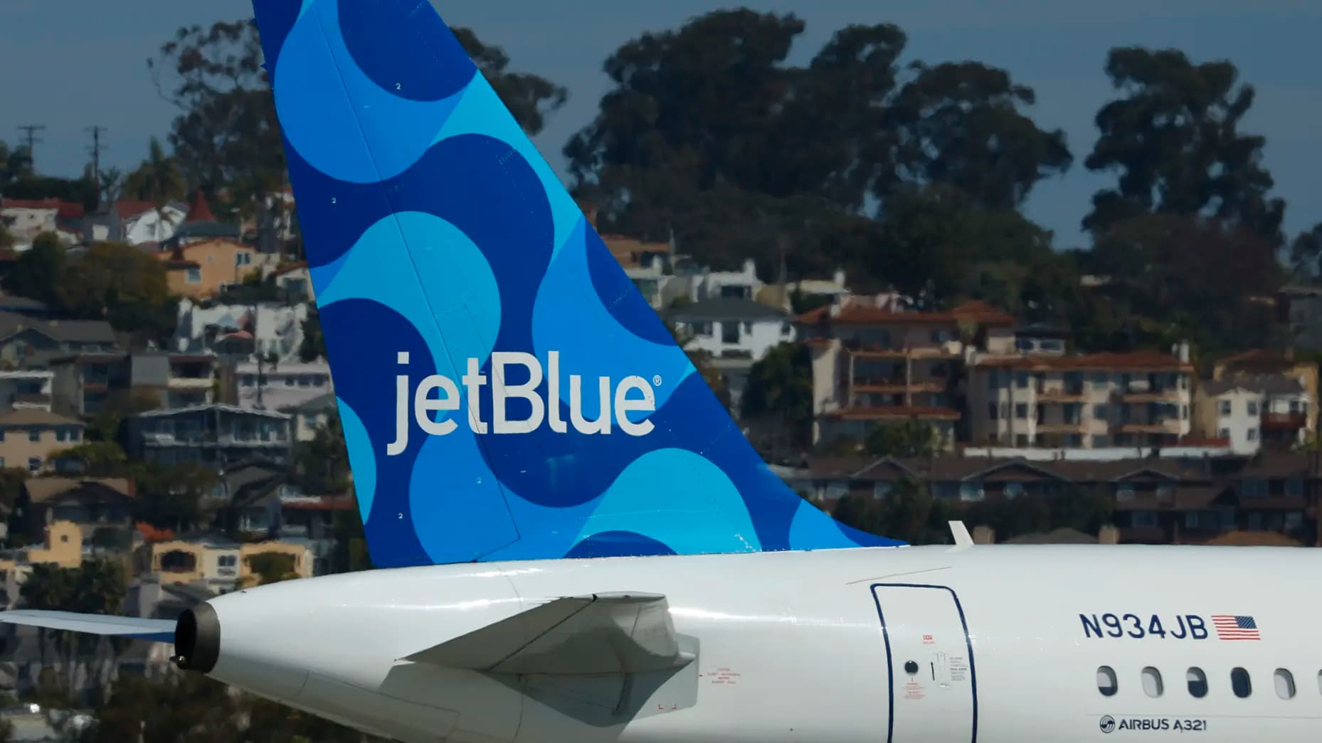 Stratégia spoločnosti JetBlue na zvládnutie klesajúceho dopytu po cestovaní a riadenie nákladov