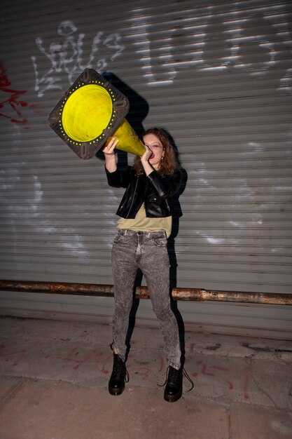 Who are the leading avant-garde collectives and venues to watch?
