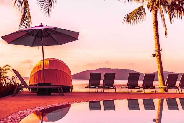 What’s included: dinner, sunset views, and pool access explained