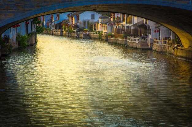 Amsterdam Canal Cruise: 100 Highlights - Top Sights & Landmarks