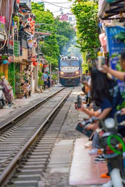 Bangkok Day Trip to Damnoen Saduak Floating Market & Maeklong Train Market