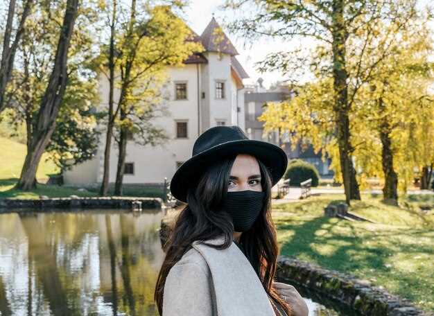 Follow a 2-Hour Old Town Walking Route Highlighting Perfume Shops and Historic Courtyards
