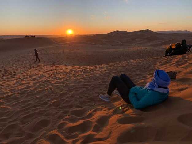 احجز جولات سفاري الصحراء في دبي ليلًا: أفضل الباقات، التجارب، ونصائح الحجز