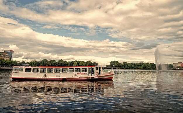 Which Nile cruise routes offer iconic temples and scenery?