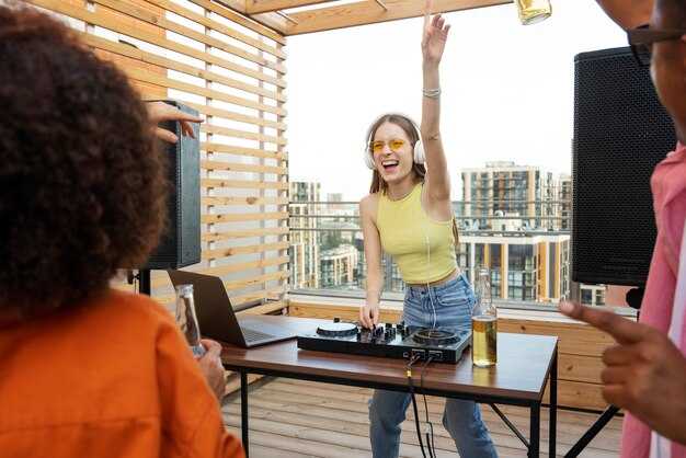 Critical review criteria: service, rooms, amenities, and value