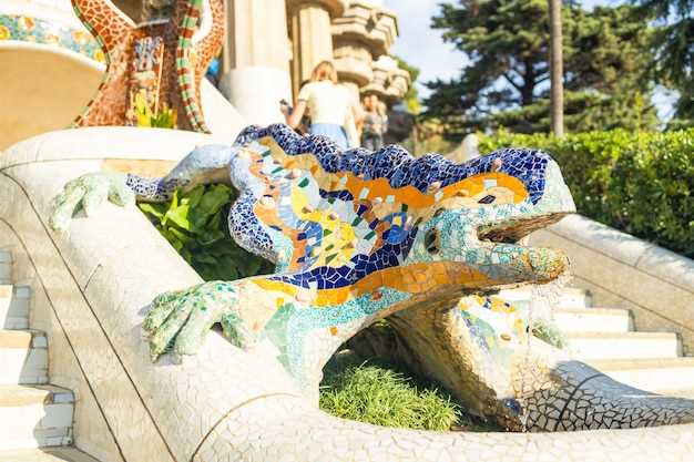 バルセロナのグエル公園を探索：チケット、ツアー、訪問のヒント