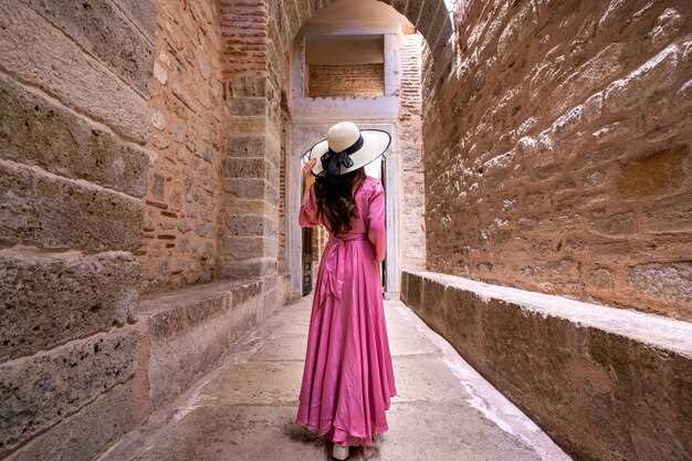 Découvrez la beauté de l'Alhambra à Grenade, en Espagne : un joyau historique et culturel