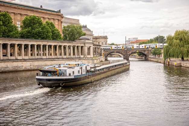 Experience Luxury: Canal Cruise to Anne Frank Museum in Amsterdam