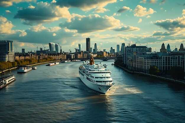 Explore Royal London: Unforgettable Tour with Scenic River Cruise Option
