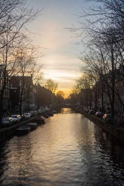 What Types of Canal Cruises Are Available?
