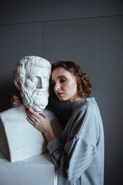 Practical framework for exploring iconic sculptures and Jaume Plensa's Alchemist 2010