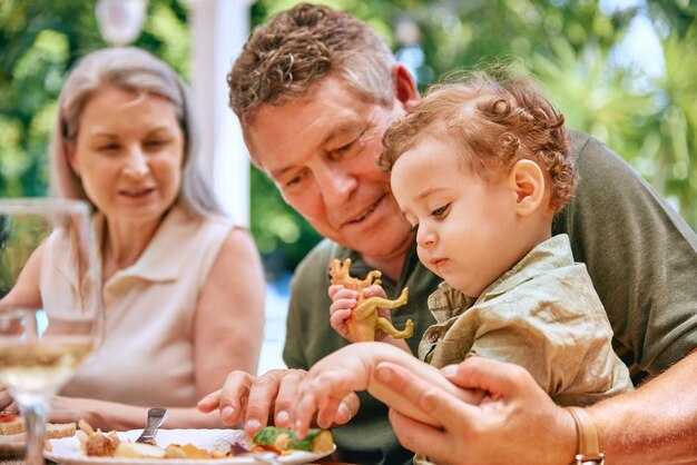 Feeding Your Family on Vacation: 7 Smart Ways to Save on Food