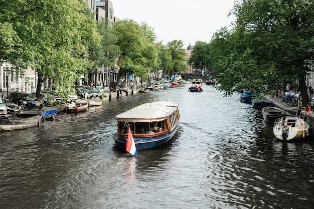 What to Expect During the Canal Cruise