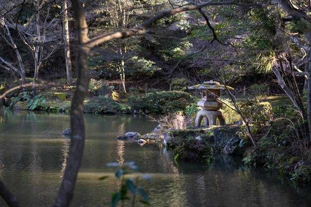 Temple liniștite, plimbări pe coastă și grădini secrete în Takamatsu