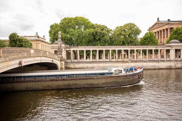 Hop-On Hop-Off Berlin Classic Tour - Historyczna wycieczka po mieście Hop-On Hop-Off Berlin Klasyczna Trasa: Historyczne Doświadczenie Rejsu po Mieście