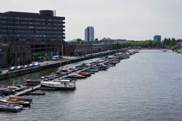 Transport and access: parking, public transit, and fast routes to the shipyard