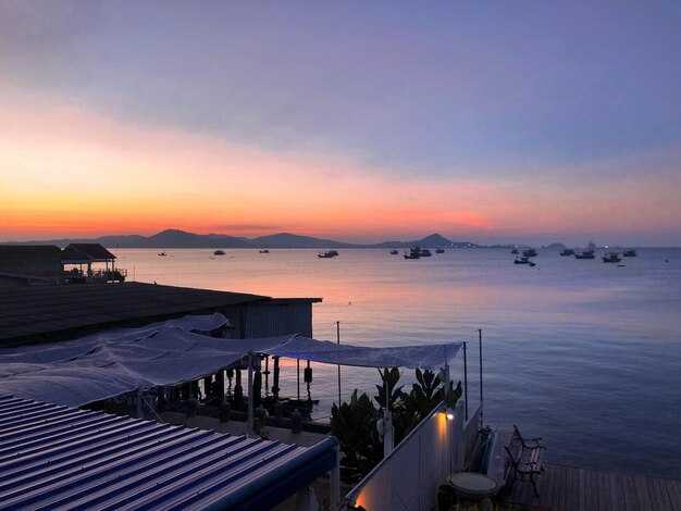 Beachfront Dining Service: Breakfast, Lunch, and Dinner Attentiveness