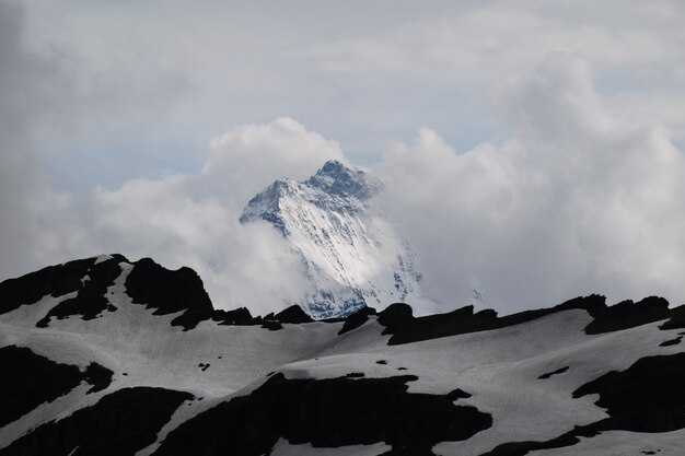 What penalties or rules govern littering, plastic use, and waste disposal in Sagarmatha National Park?