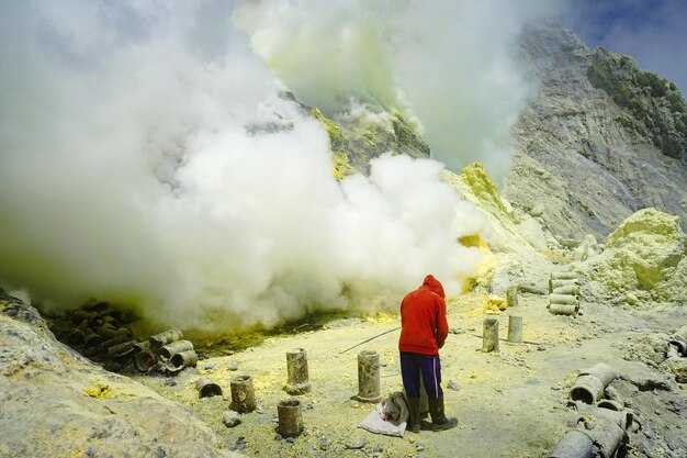 What is the current waste footprint along the Everest trek from Lukla to base camp?
