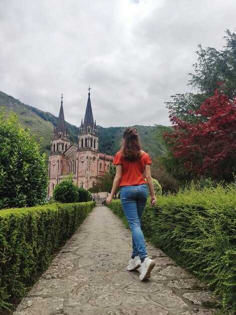 Castle interiors and access: what’s open, dress code, and photography rules