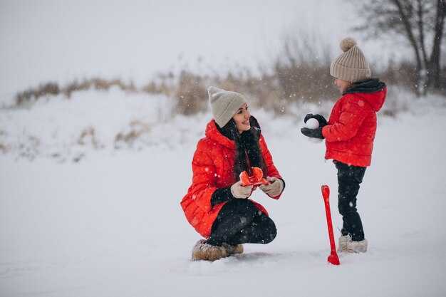 Choose the right kids' ski gear: boots, bindings, and helmets that fit