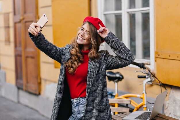 Crowd-conscious photography: tips for capturing clean images on busy streets