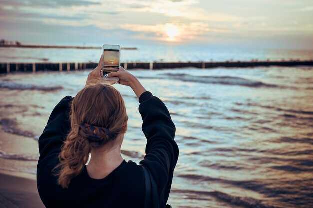 The Do's and Don'ts of Posting on Social Media While on Vacation