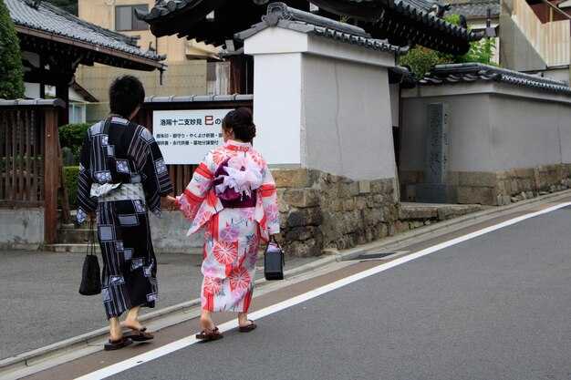 Beheers het openbaar vervoer in Kyoto: ICOCA-kaart, bussen, treinen en hoe je tussen bezienswaardigheden reist