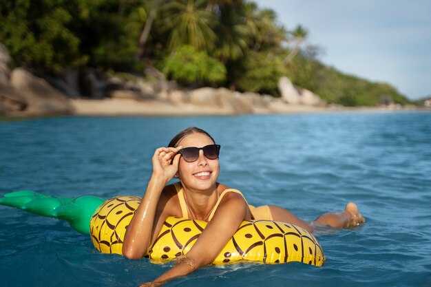 Papahānaumokuākea es un santuario con acceso restringido; papahānaumokuākea requiere permisos para explorar su costa, con visitas guiadas coordinadas por un equipo local.