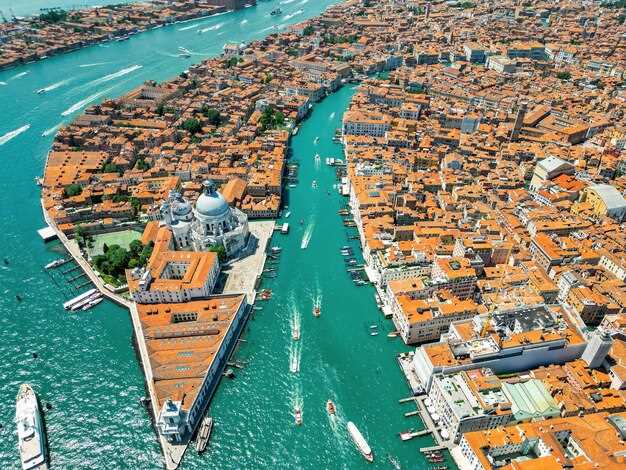 Guida di Viaggio Definitiva a Venezia: Esplora il Fascino della Città Galleggiante d'Italia