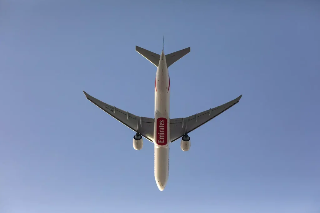 Emirates Airline Considers Partnership with SpaceX for In-Flight Wi-Fi