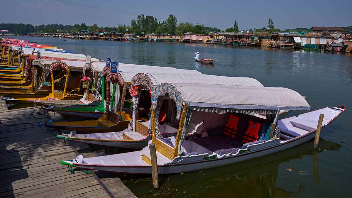 Reviving Kashmir’s Tourism with Attractive Discounts and Campaigns