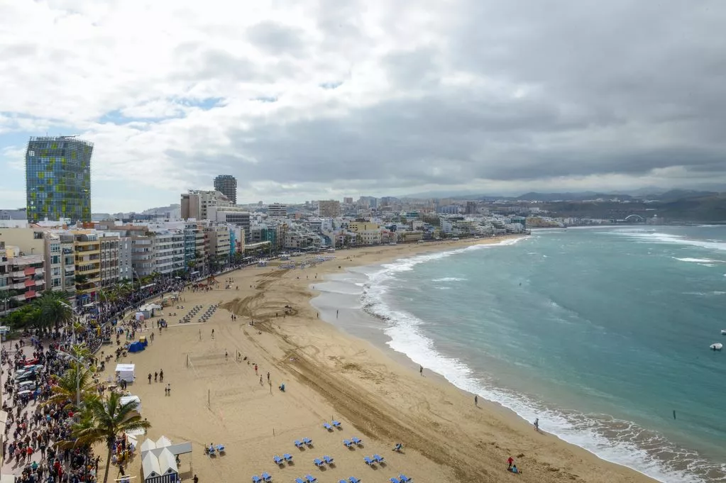 British Tourists in Canary Islands: Navigating Weather Changes