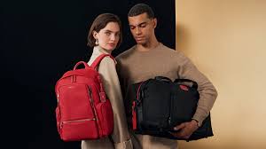 Explore la Colección Festiva Signature de TUMI, que presenta negro, rojo y diseños de viaje icónicos
