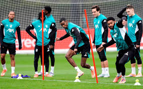 A jornada do Liverpool na Liga dos Campeões enfrenta um contratempo com atraso de voo para a Alemanha