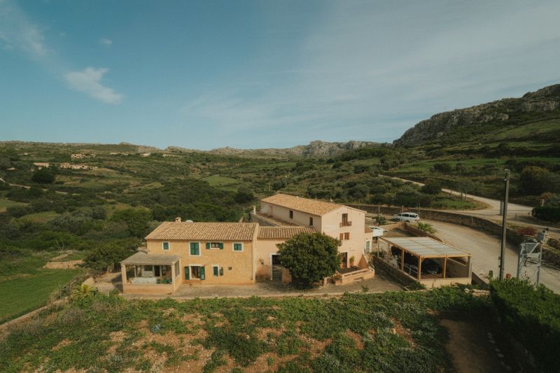 Zjistěte, jak zákon o zemědělských statcích na Mallorce podporuje udržitelný venkovský turismus a obohacuje vaši cestu.