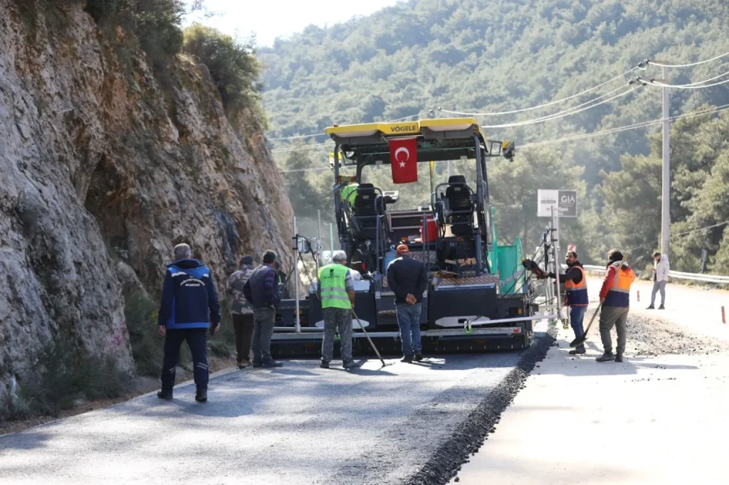 Zima přichází sněžením v Antalyi a Muğla Highlands; Ölüdeniz zaznamenává pokrok v investicích do silniční infrastruktury.