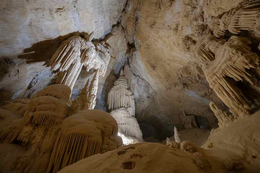 Revelando la cueva de Orlovaca: una impresionante maravilla natural en el paisaje kárstico de Bosnia y Herzegovina