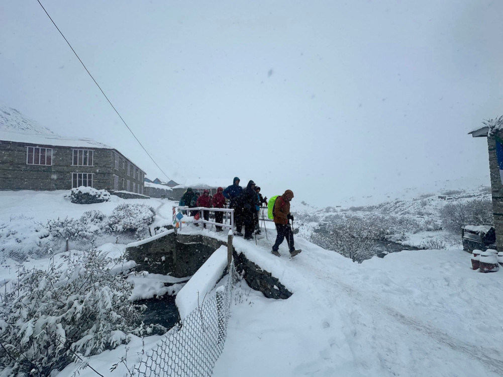 Räddningsaktioner och vädervarningar mitt i snöfall stoppar vid Nepals Annapurna Base Camp
