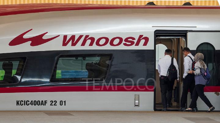 Malaysian Tourists Choose Whoosh Train for Holiday Travel in West Java