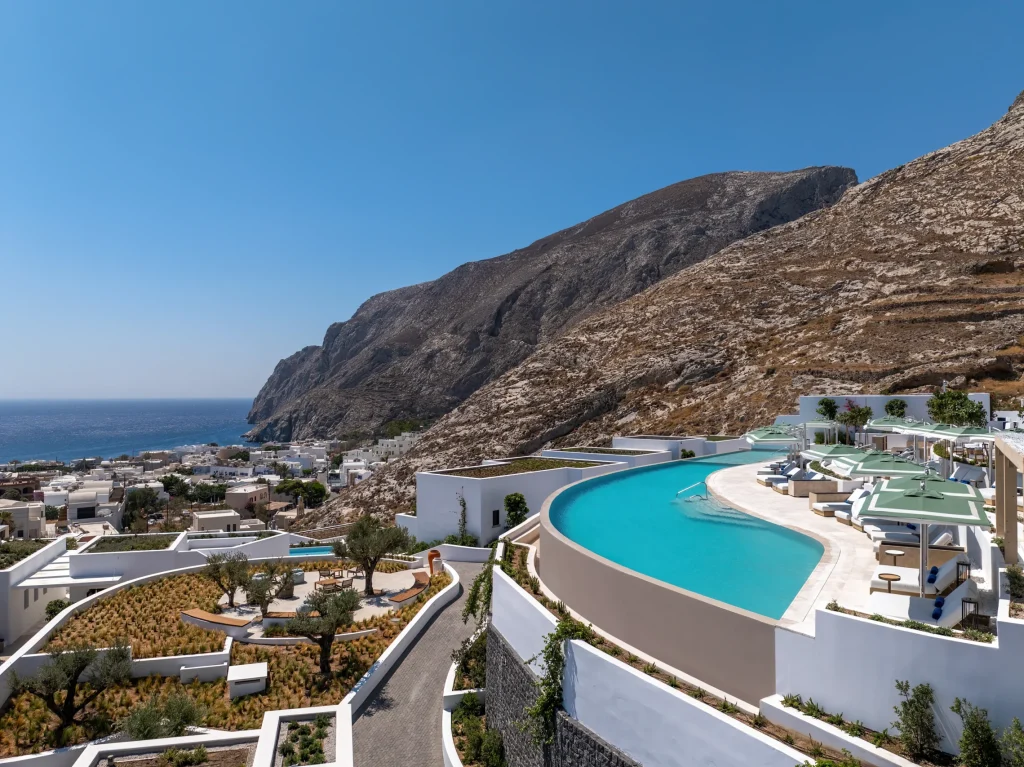 Ожидаемый в 2026 году дебют Sandblu Santorini от LXR Hotels & Resorts на потрясающем побережье Санторини в Эгейском море