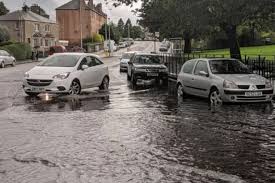 Reizen door Edinburgh tijdens zware vertragingen door intense overstromingen en regenval.