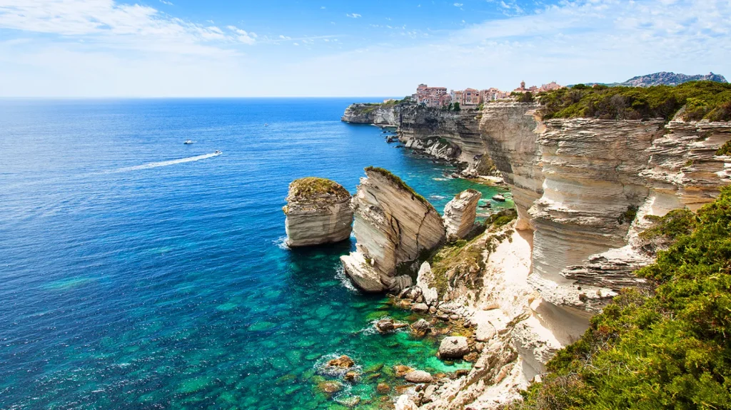 Discover France’s Most Inviting Destinations and Activities Tailored for the Solo Traveler