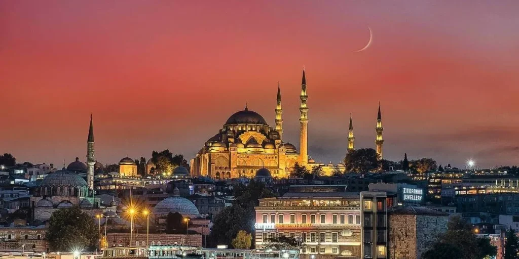 Explore What Makes Istanbul a Timeless Magnet for Travelers: Historic Sights, Markets, and Flavors