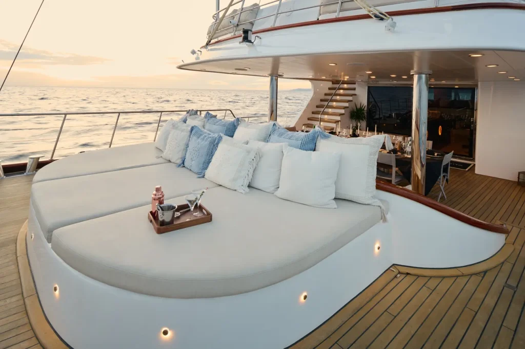 Lady Gita: 49m Hrvatski Motor Sailer Kọ́ḿfọ̀ti Superyacht tí ó parapọ̀ mọ́ Ìgbadùn Ọkọ̀ Ojú Omi Kilásíìkì