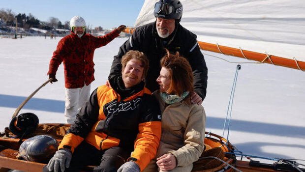 Van Nostrand Challenge Cup: Ariel en Hudson River Ice Yacht Club Triomferen op de Navesink