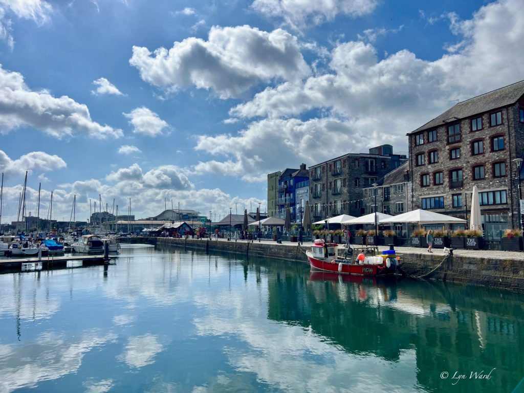 Descoperă Barbicanul din Plymouth: Portul Sutton, Treptele Mayflower și Aromele de pe Lângă Apă